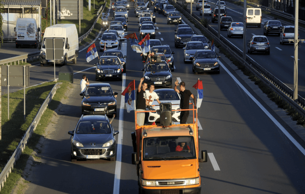 NEVIĐENA <span style='color:red;'><b>AUTO LITIJA</b></span> SA BUBANJ POTOKA: Barjaci sa likom Njegoša kao podrška srpskom narodu u Crnoj  Gori (VIDEO)
